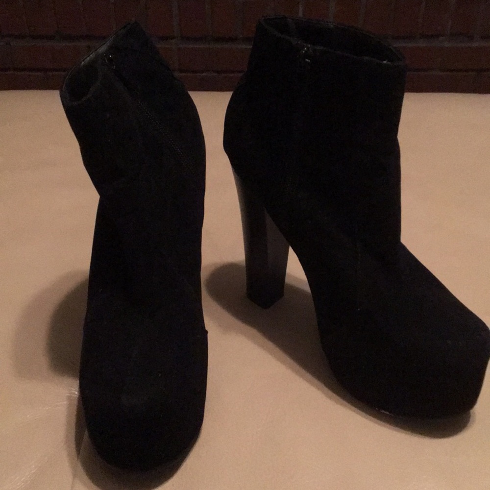 Black low cut Suede boots